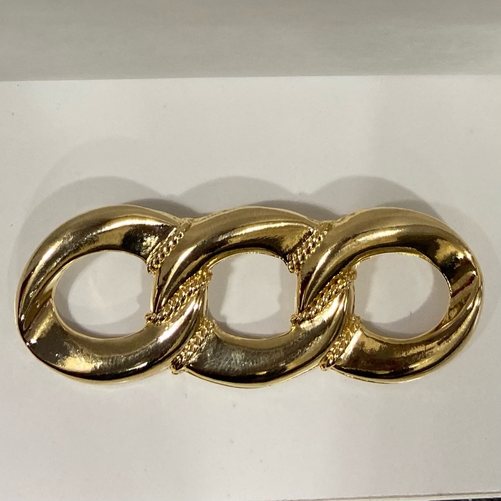 Vintage gold tone chain link classic women brooch. Very good used condition.